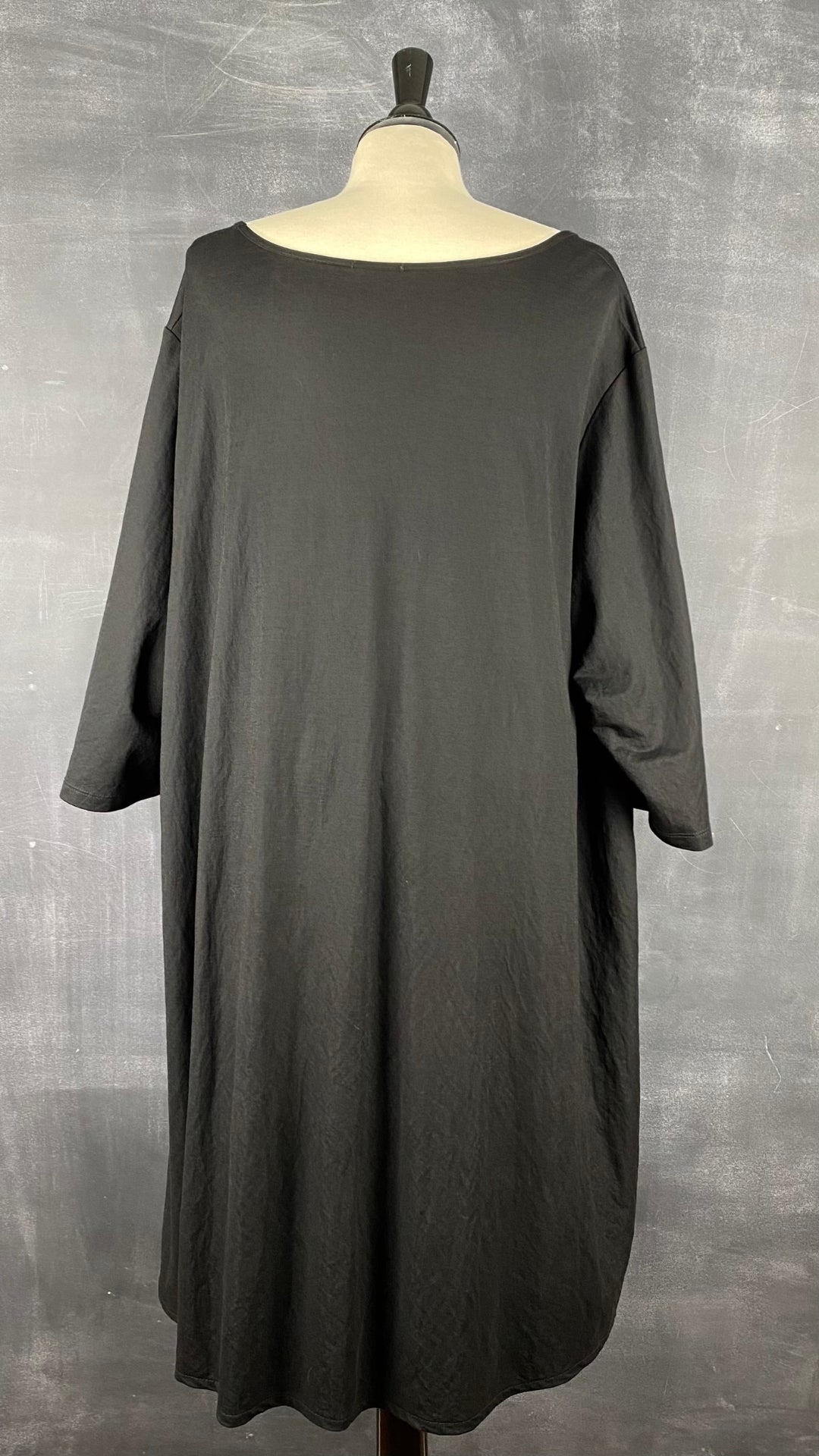 Tunique noire avec poches G!ozé, taille 5xl-6xl. Vue de dos.