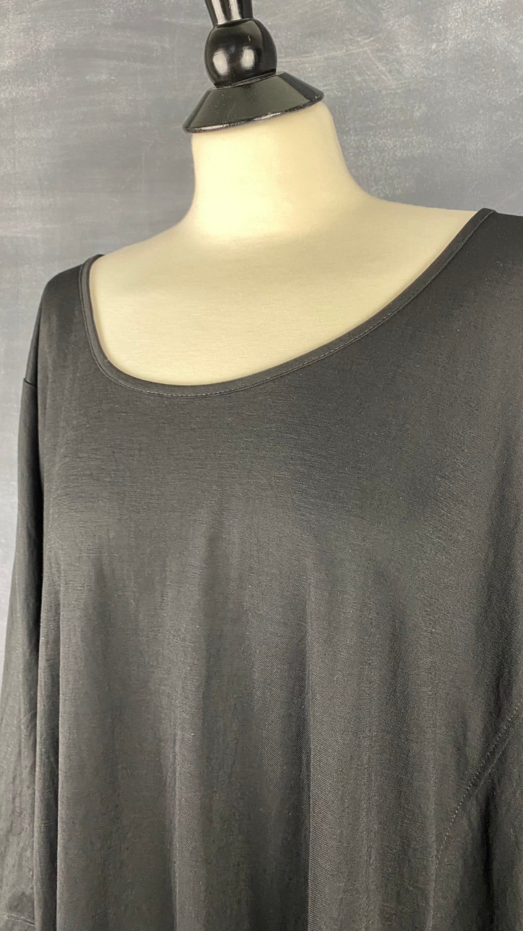 Tunique noire avec poches G!ozé, taille 5xl-6xl. Vue de l'encolure.
