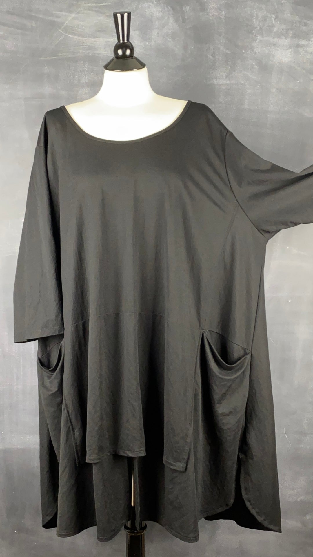 Tunique noire avec poches G!ozé, taille 5xl-6xl. Vue de face, manche dégagée