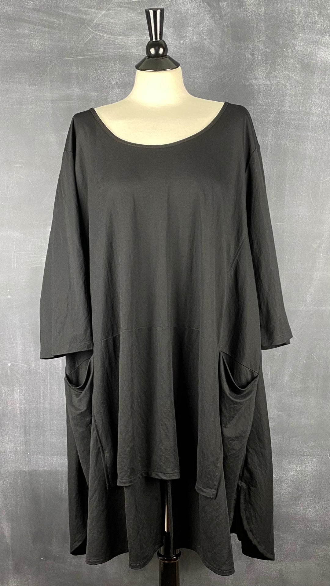 Tunique noire avec poches G!ozé, taille 5xl-6xl. Vue de face.