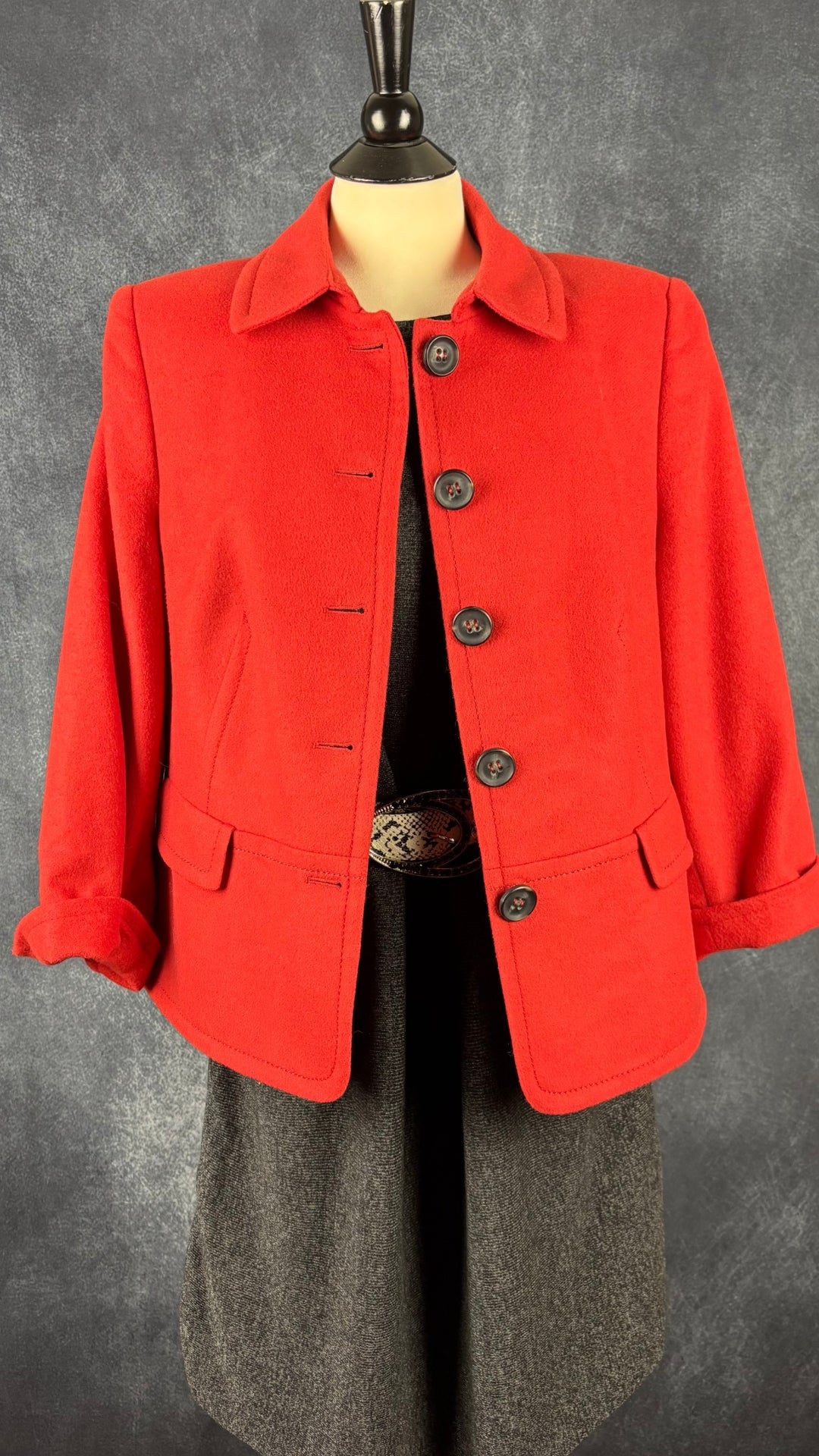 Robe tunique en tricot Eileen Fisher en Tencel et laine mérinos, taille estimée à large. Vue de l'agencement avec la ceinture à motif animalier et le blazer orangé en laine Gerry Weber.