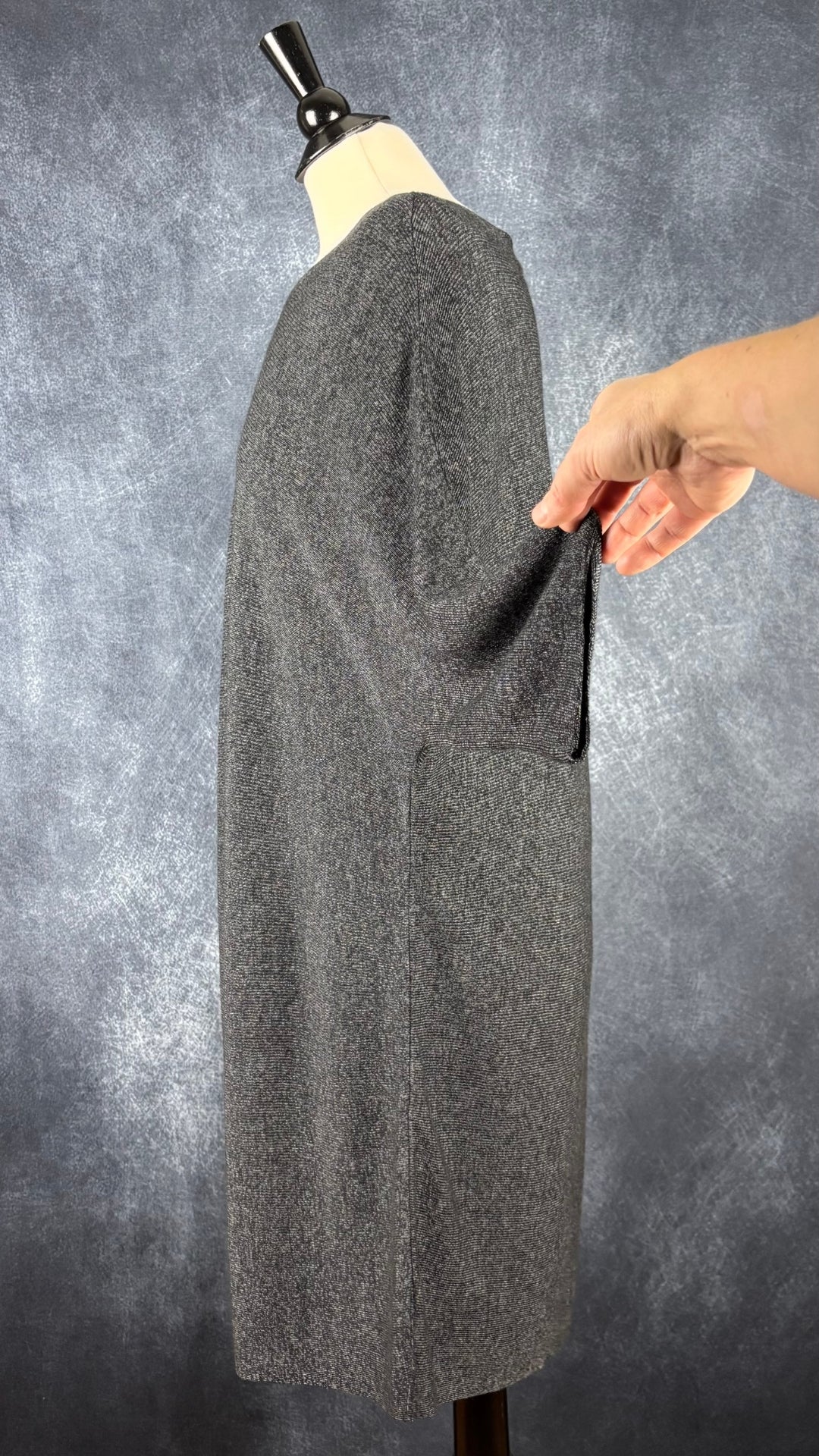 Robe tunique en tricot Eileen Fisher en Tencel et laine mérinos, taille estimée à large. Vue de côté.