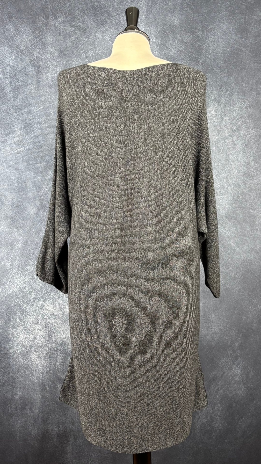 Robe tunique en tricot Eileen Fisher en Tencel et laine mérinos, taille estimée à large. Vue de dos.