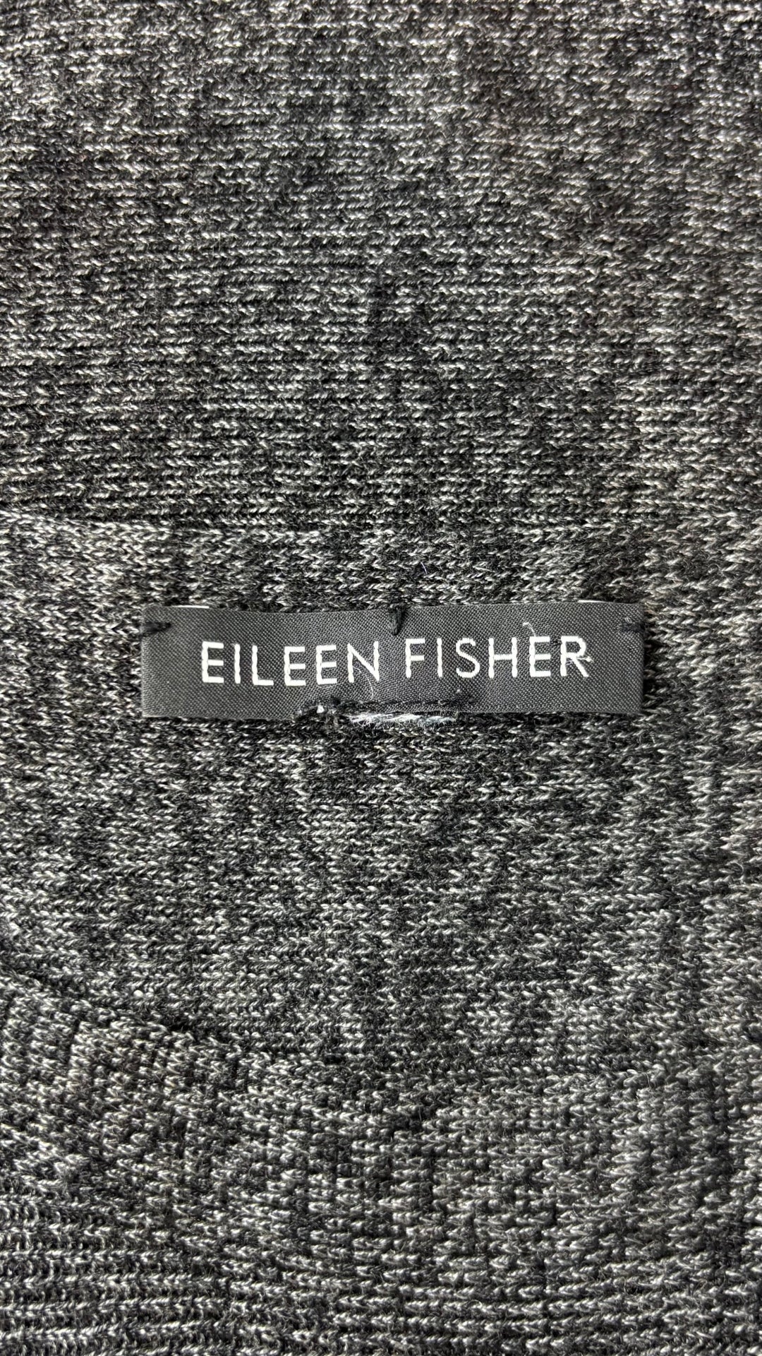 Robe tunique en tricot Eileen Fisher en Tencel et laine mérinos, taille estimée à large. Vue de l'étiquette.