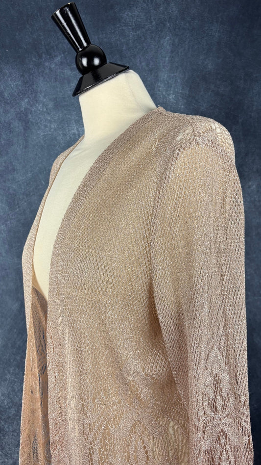 Veste ajourée beige scintillante à franges J.Ribkoff couture, taille unique. Vue de l'encolure.