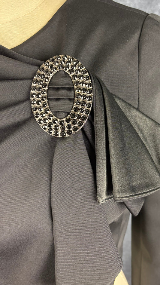 Veste courte festive noire Luisa Spagnoli, taille 40 (xs/s). Vue de près du bijou à la poitrine.