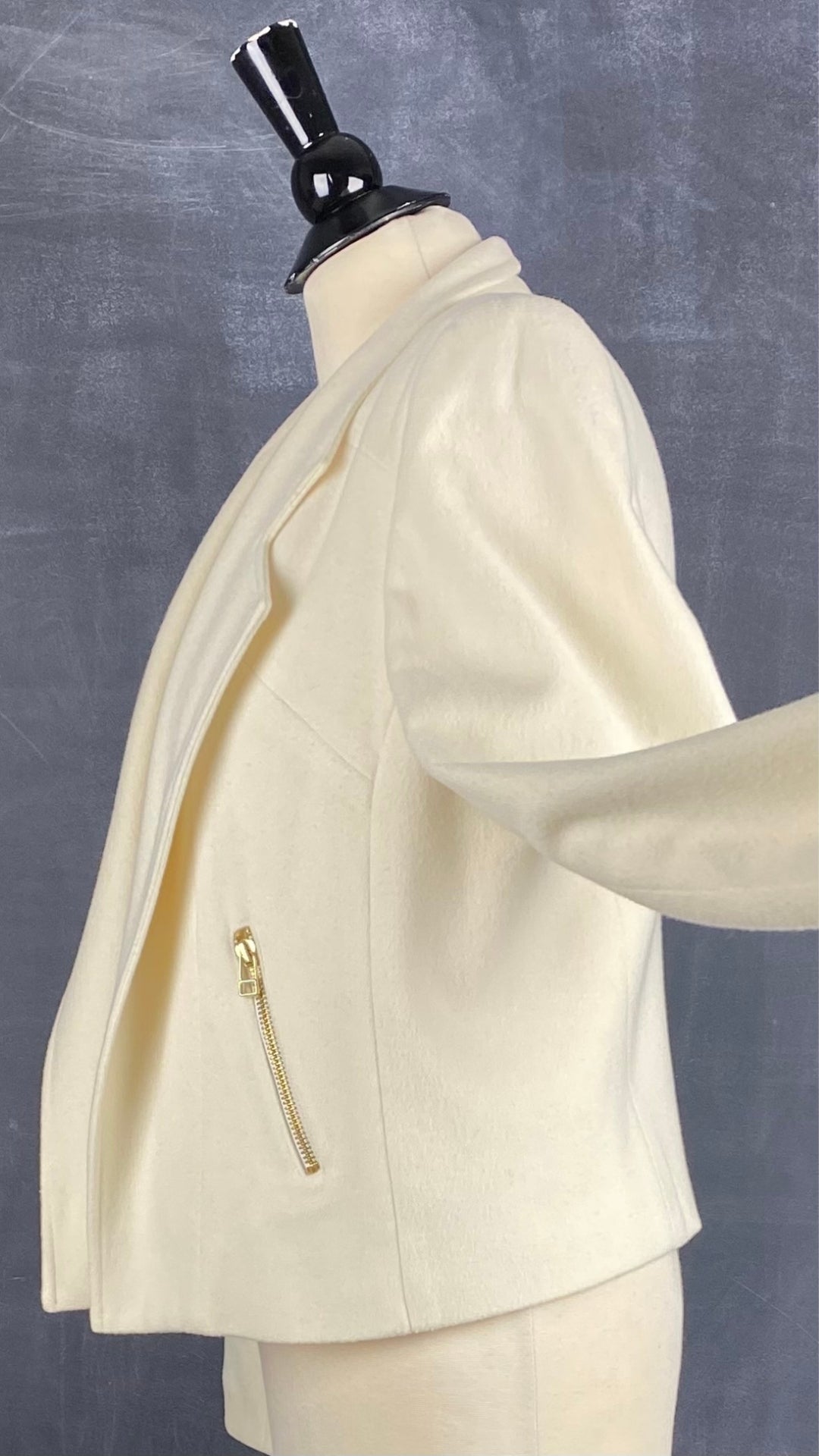 Veste crème style perfecto en laine et cachemire Contemporaine, taille 8. Vue de côté, manche relevée.