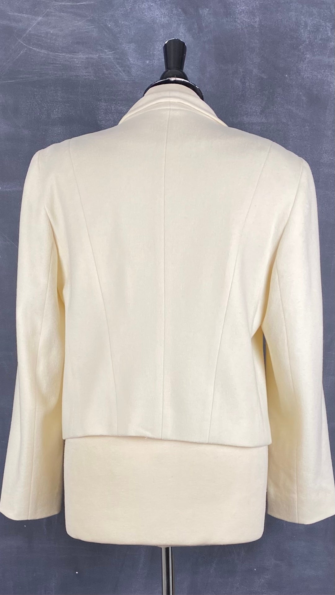 Veste crème style perfecto en laine et cachemire Contemporaine, taille 8. Vue de dos.
