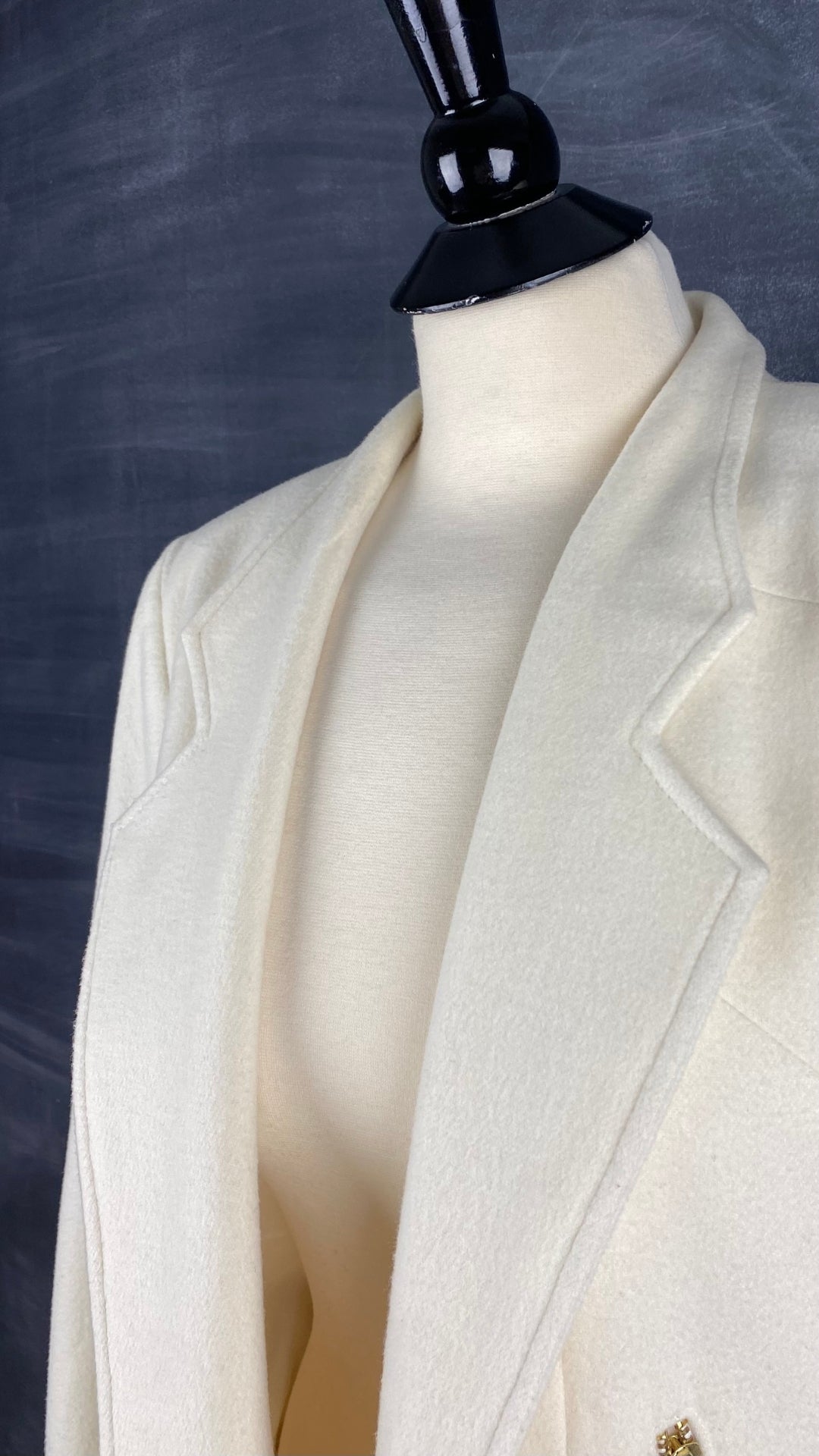 Veste crème style perfecto en laine et cachemire Contemporaine, taille 8. Vue de l'encolure de profil.