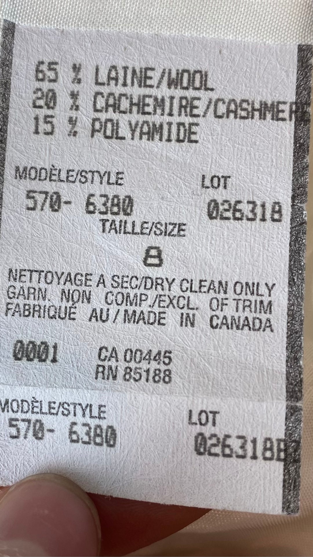 Veste crème style perfecto en laine et cachemire Contemporaine, taille 8. Vue de l'étiquette de composition, entretien et taille.