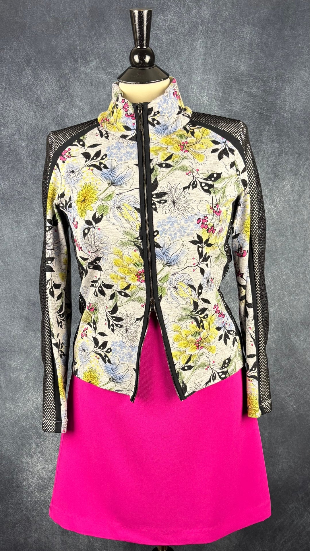 Veste florale en jersey et insertions de maille noire Marc Cain, taille N3 (s/m). Vue de l'agencement avec la jupe fuchsia Joie.