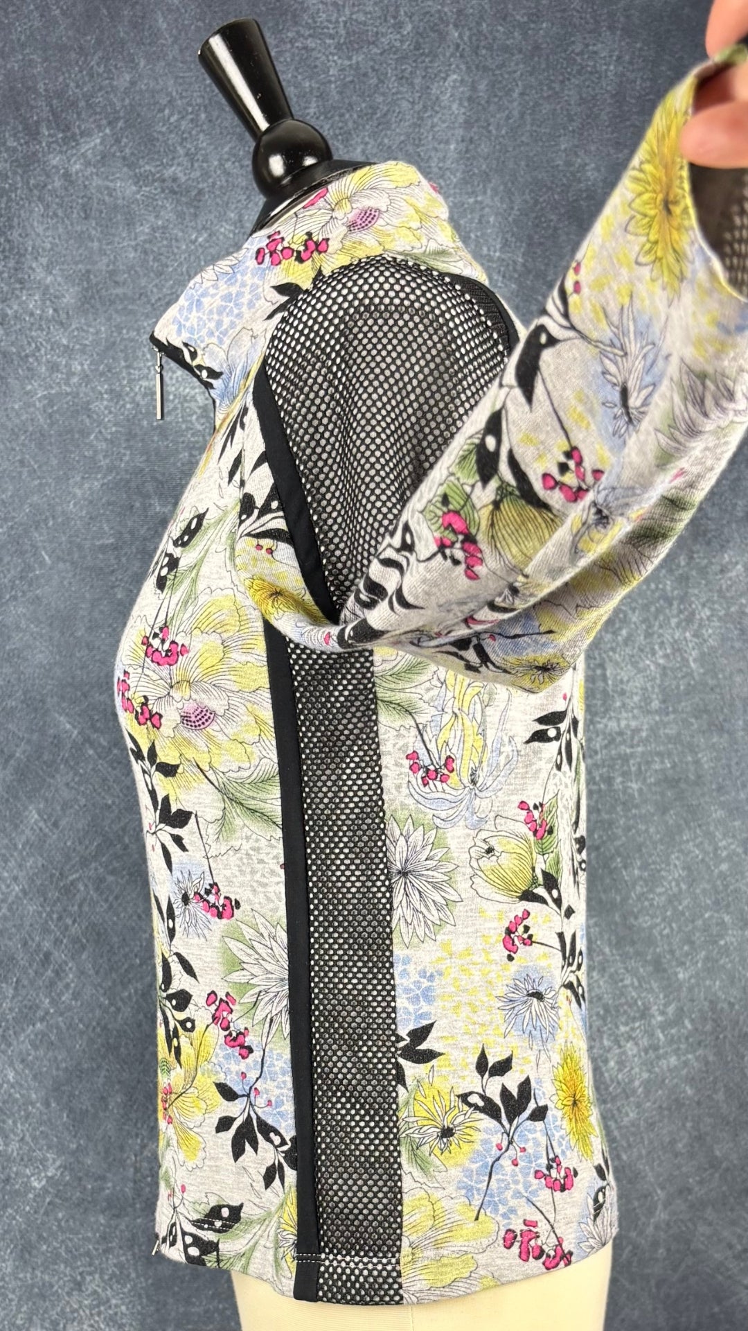 Veste florale en jersey et insertions de maille noire Marc Cain, taille N3 (s/m). Vue de côté, manche relevée.