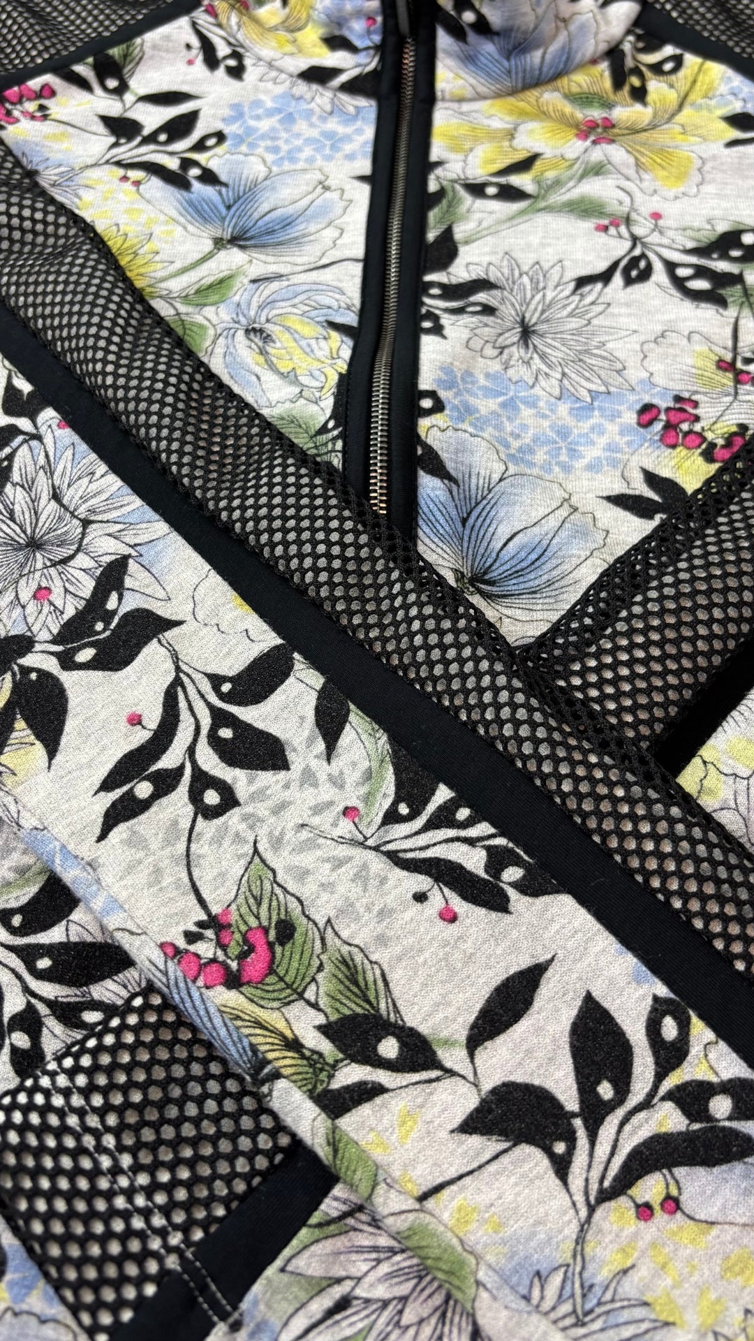 Veste florale en jersey et insertions de maille noire Marc Cain, taille N3 (s/m). Vue des détails.