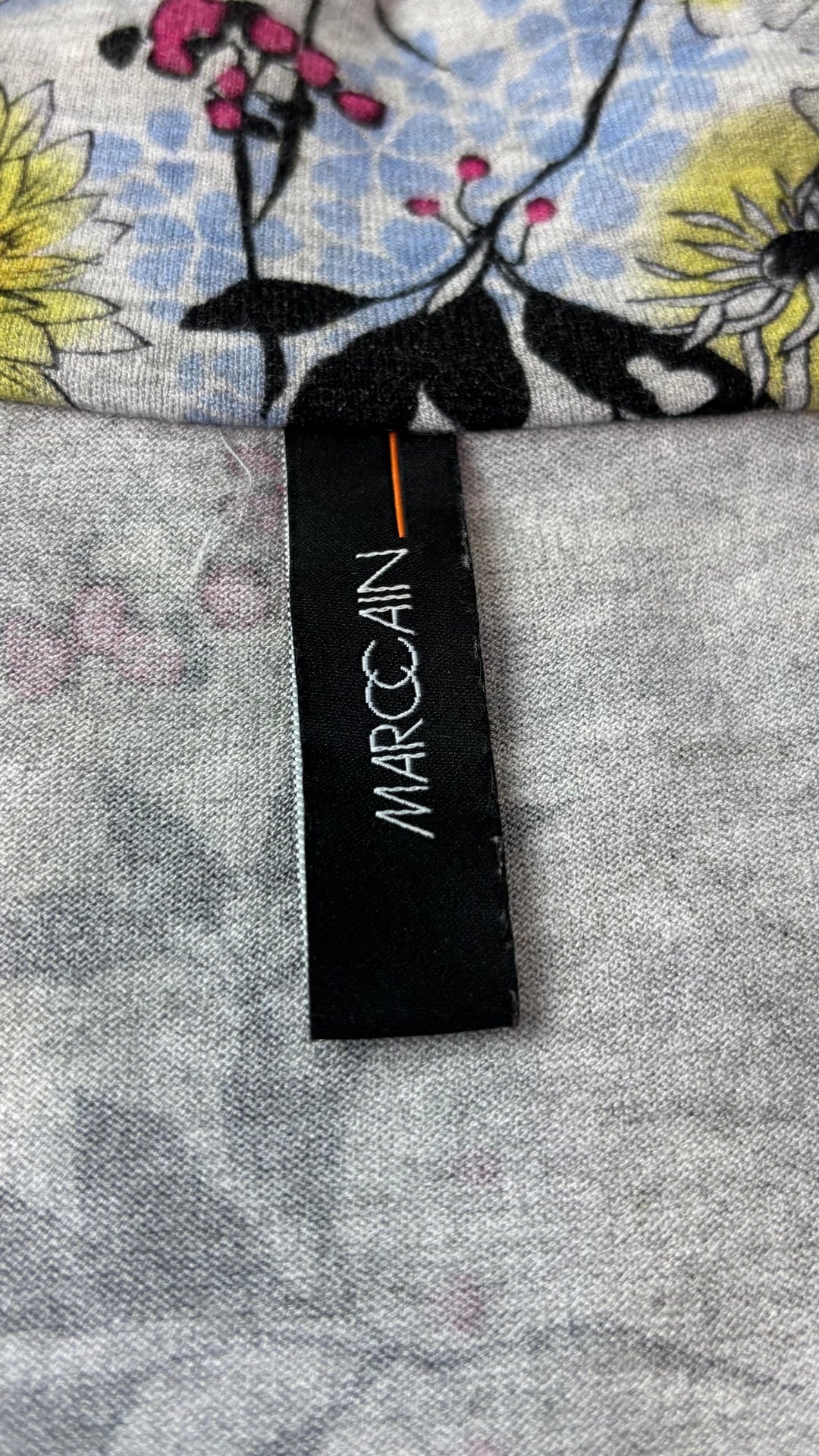 Veste florale en jersey et insertions de maille noire Marc Cain, taille N3 (s/m). Vue de l'étiquette.