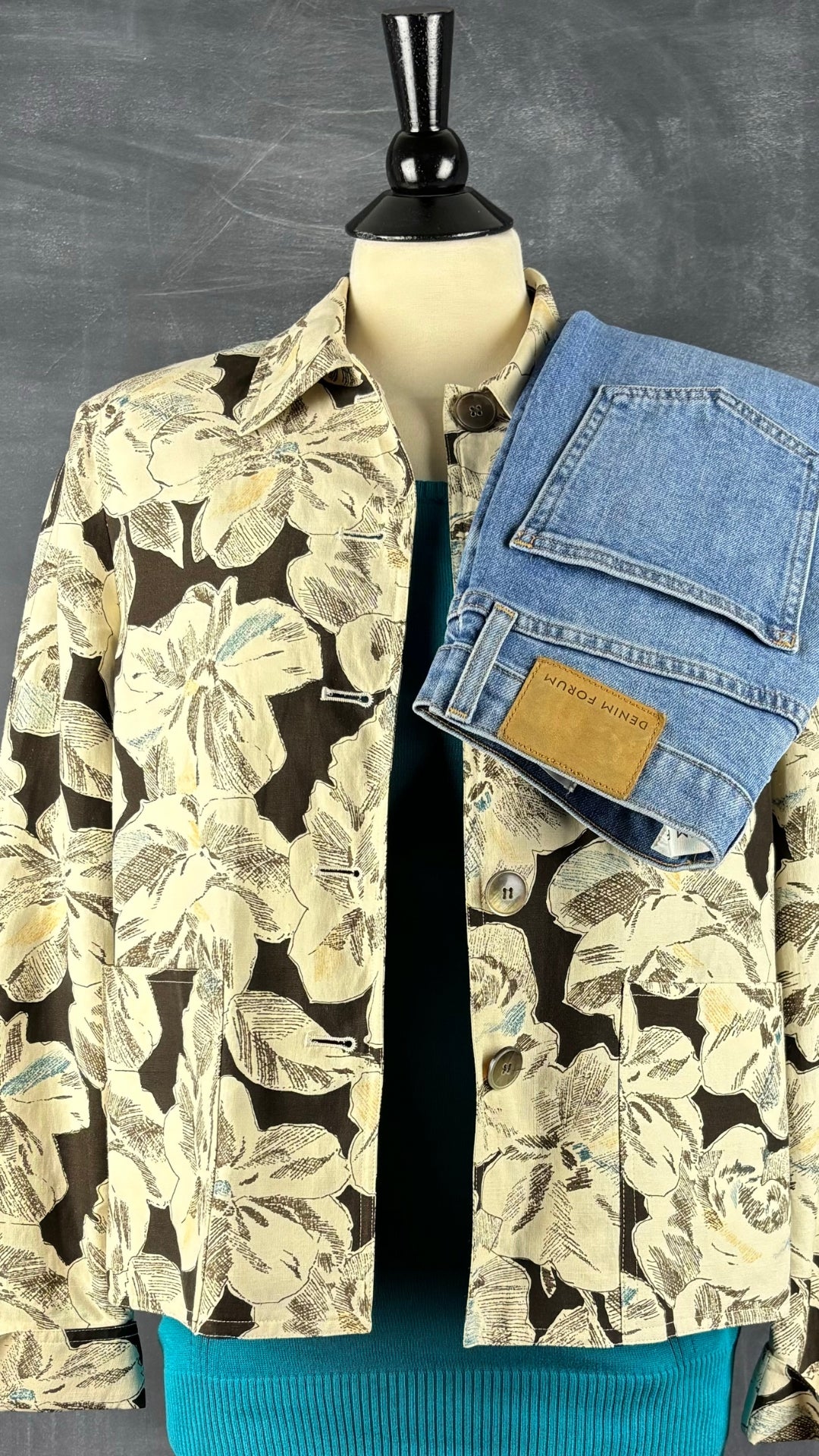 Veste florale en soie et lin Jones New York, taille 6. Vue de l'agencement avec le tricot Ça va de soi et le jeans Denim Forum.