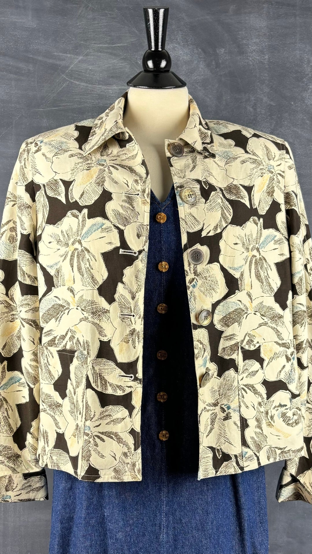 Veste florale en soie et lin Jones New York, taille 6. Vue de l'agencement avec la longue robe en jeans vintage.