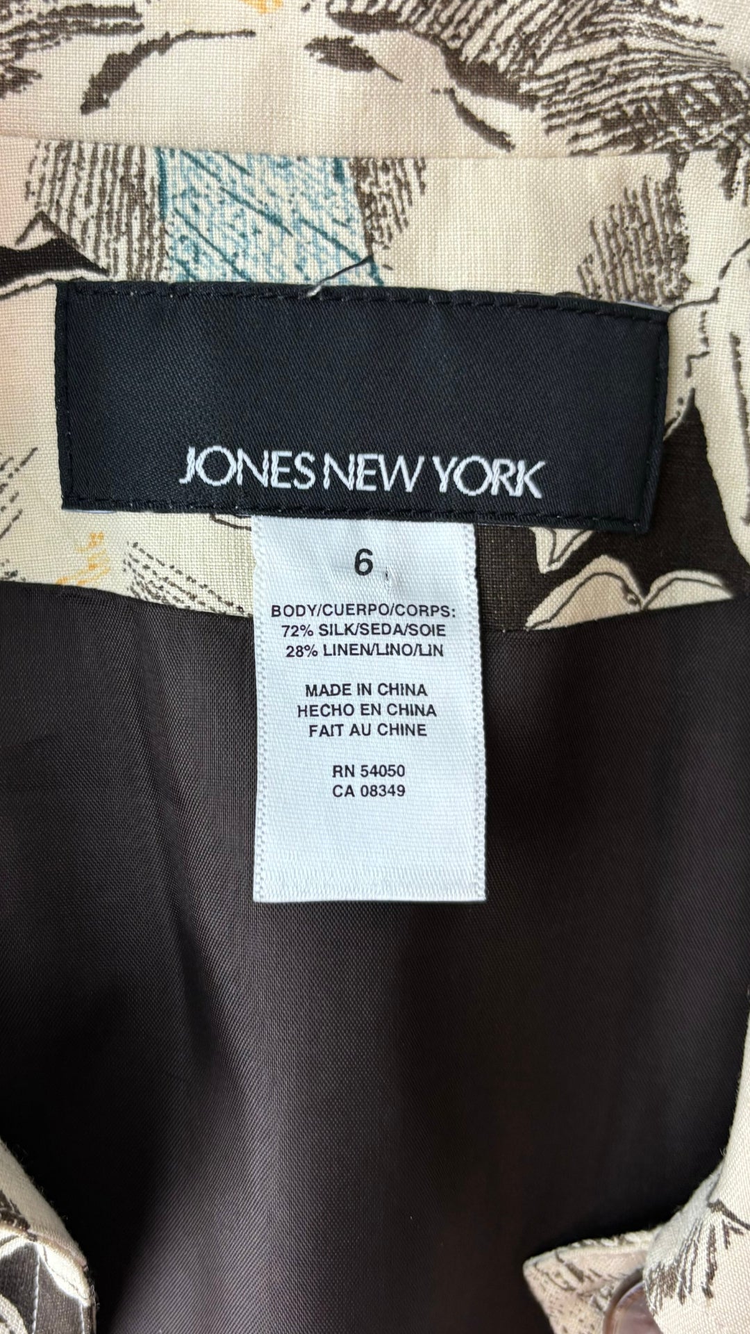 Veste florale en soie et lin Jones New York, taille 6. Vue de l'étiquette de marque, taille et composition.