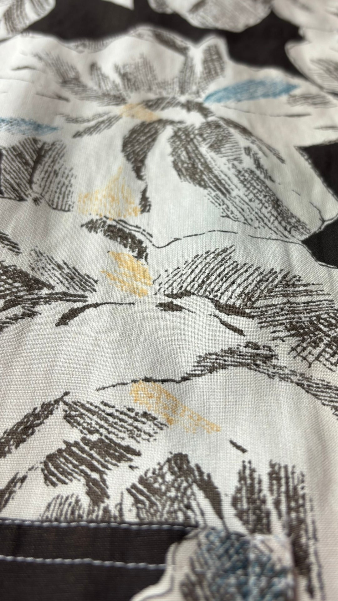 Veste florale en soie et lin Jones New York, taille 6. Vue de près du tissu.