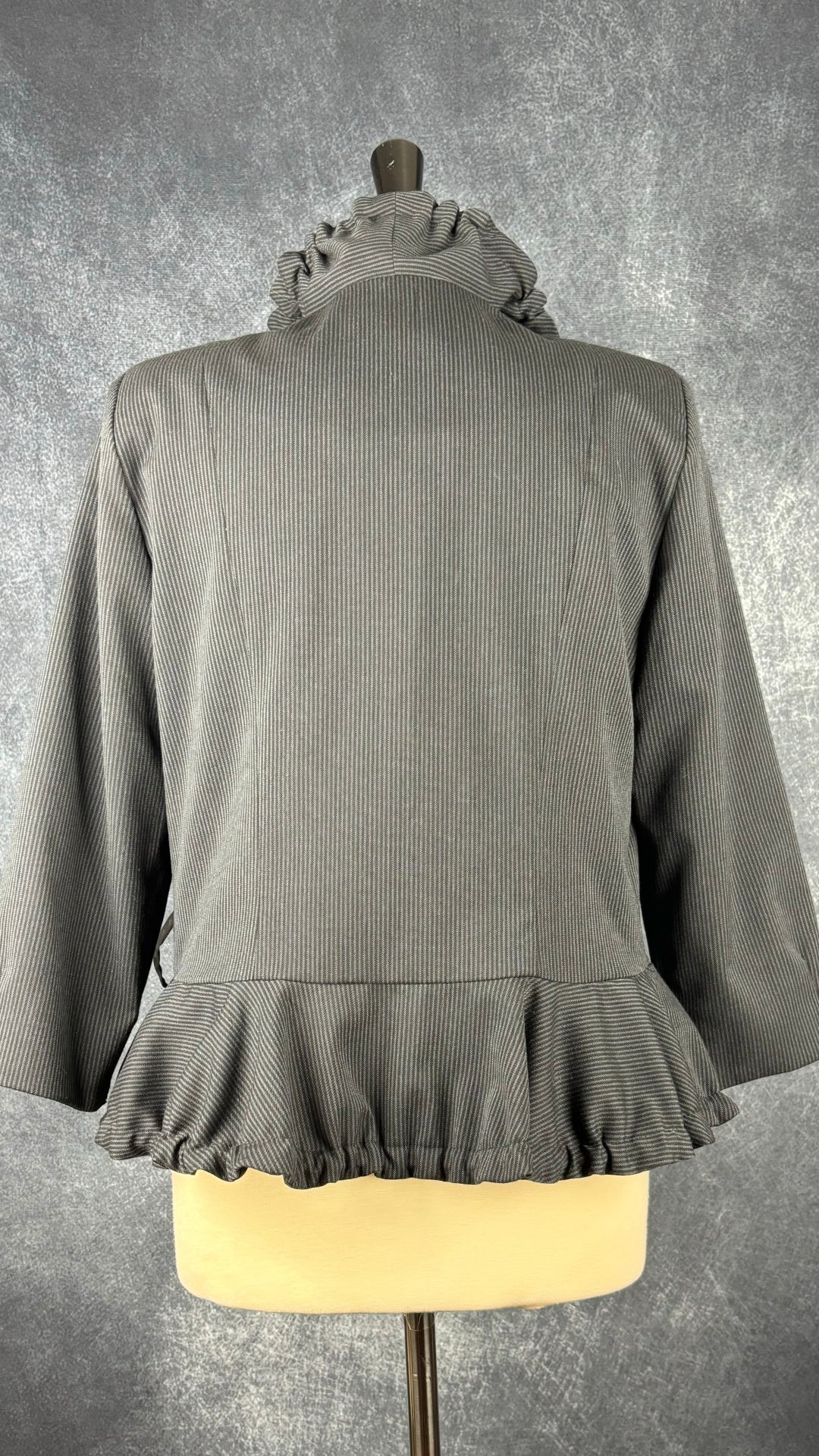 Veste à encolure froncée Bodybag by Jude Clothing, taille large (plus medium). Vue de dos.