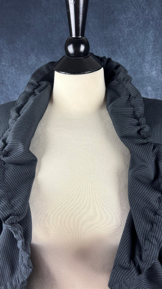 Veste à encolure froncée Bodybag by Jude Clothing, taille large (plus medium). Vue de l'encolure.