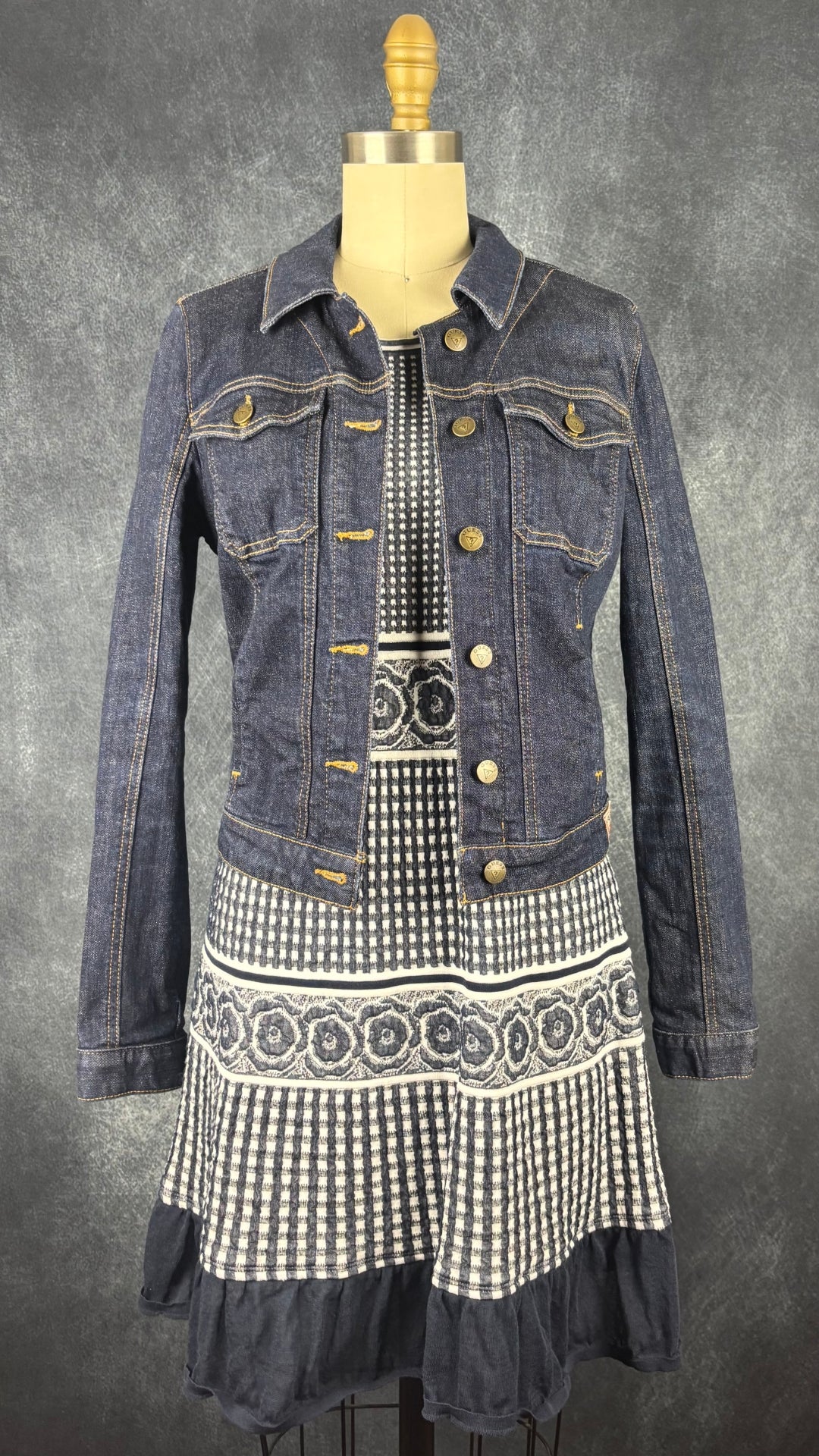 Veste jeans foncé Guess, taille small. Vue de l'agencement avec la robe D.Exterior.