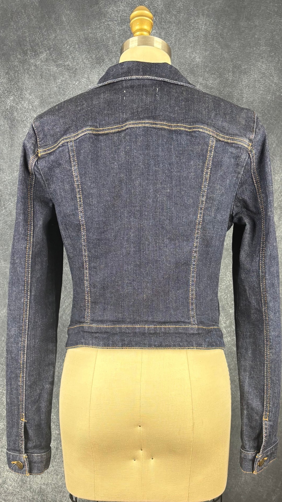 Veste jeans foncé Guess, taille small. Vue de dos.