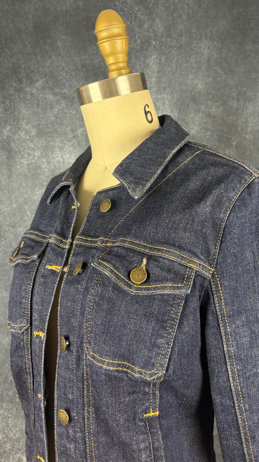 Veste jeans foncé Guess, taille small. Vue de l'encolure.