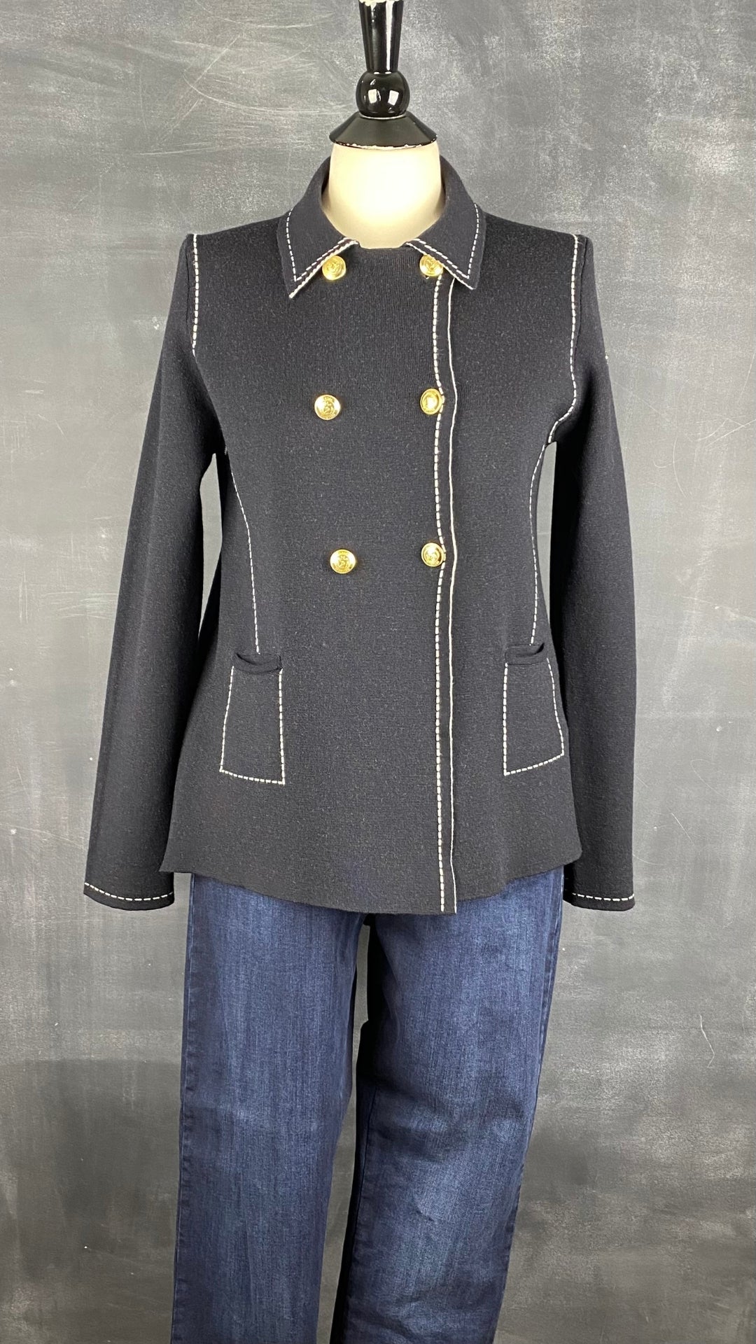Veste en laine charcoal boutons dorés style nautique Marina Yachting, taille large. Vue de l'agencement avec un jeans.