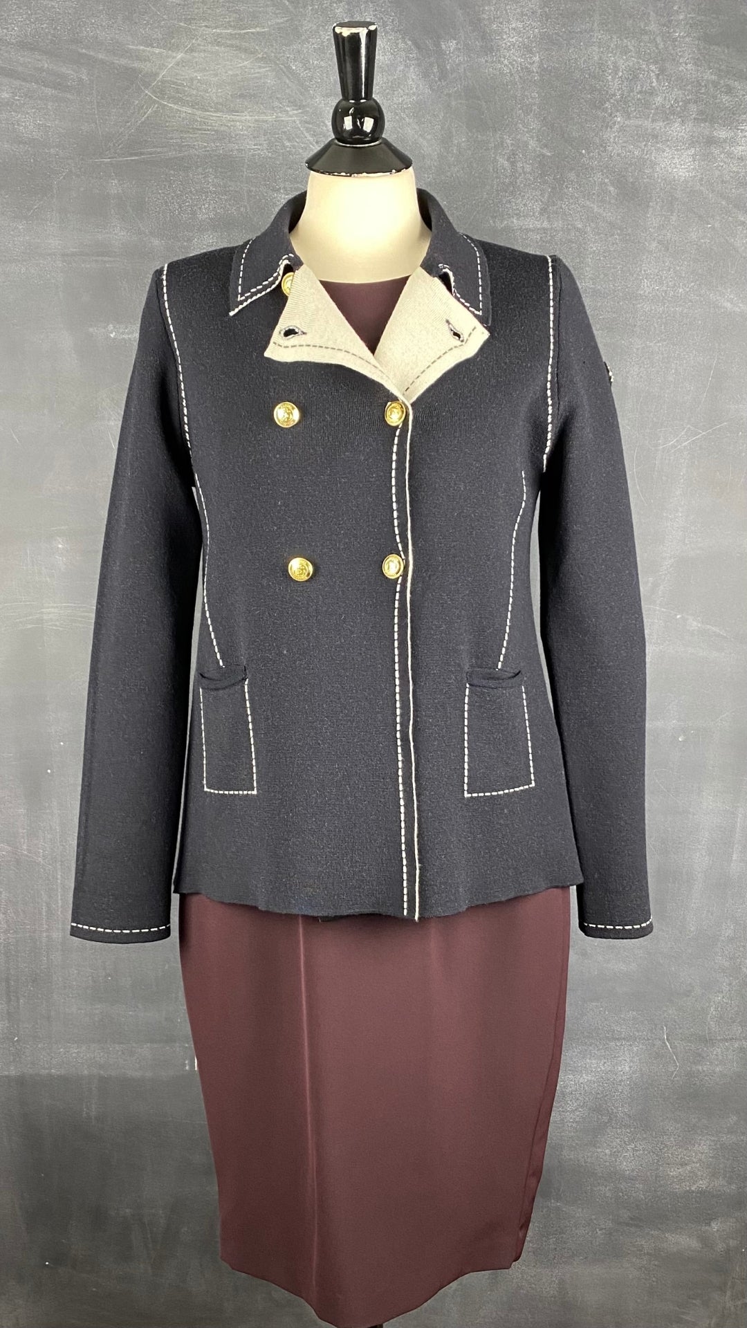 Veste en laine charcoal boutons dorés style nautique Marina Yachting, taille large. Vue de l'agencement avec la robe aubergine Sandra Angelozzi.
