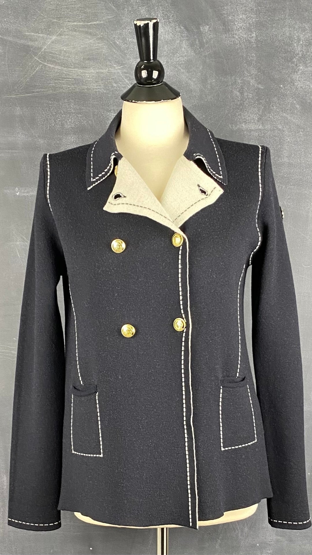 Veste en laine charcoal boutons dorés style nautique Marina Yachting, taille large. Vue de face, col ouvert.