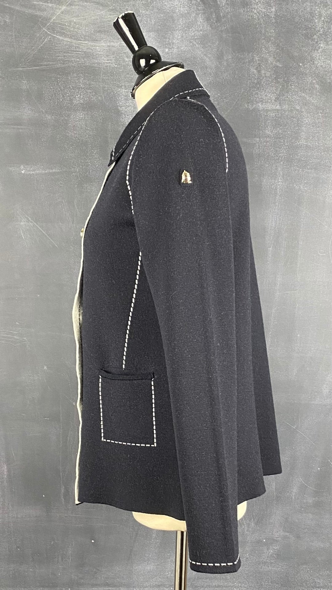 Veste en laine charcoal boutons dorés style nautique Marina Yachting, taille large. Vue de côté.