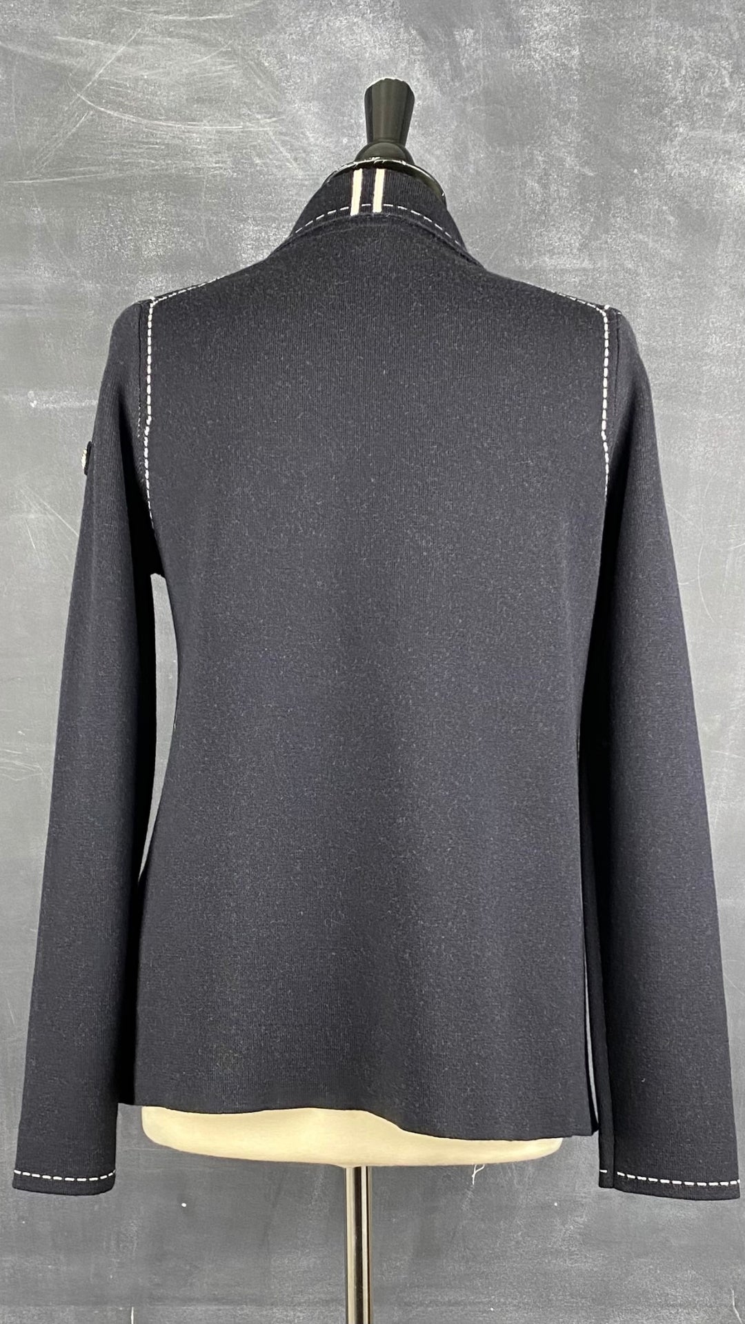 Veste en laine charcoal boutons dorés style nautique Marina Yachting, taille large. Vue de dos.