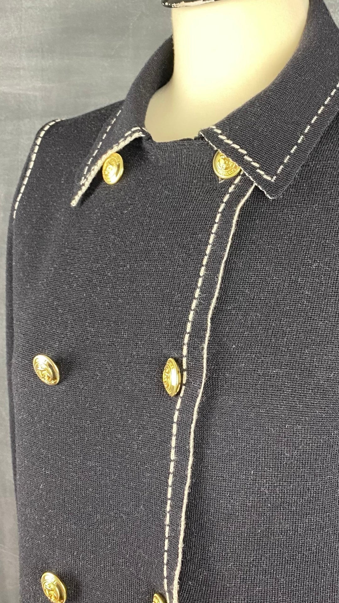 Veste en laine charcoal boutons dorés style nautique Marina Yachting, taille large. Vue de l'encolure.