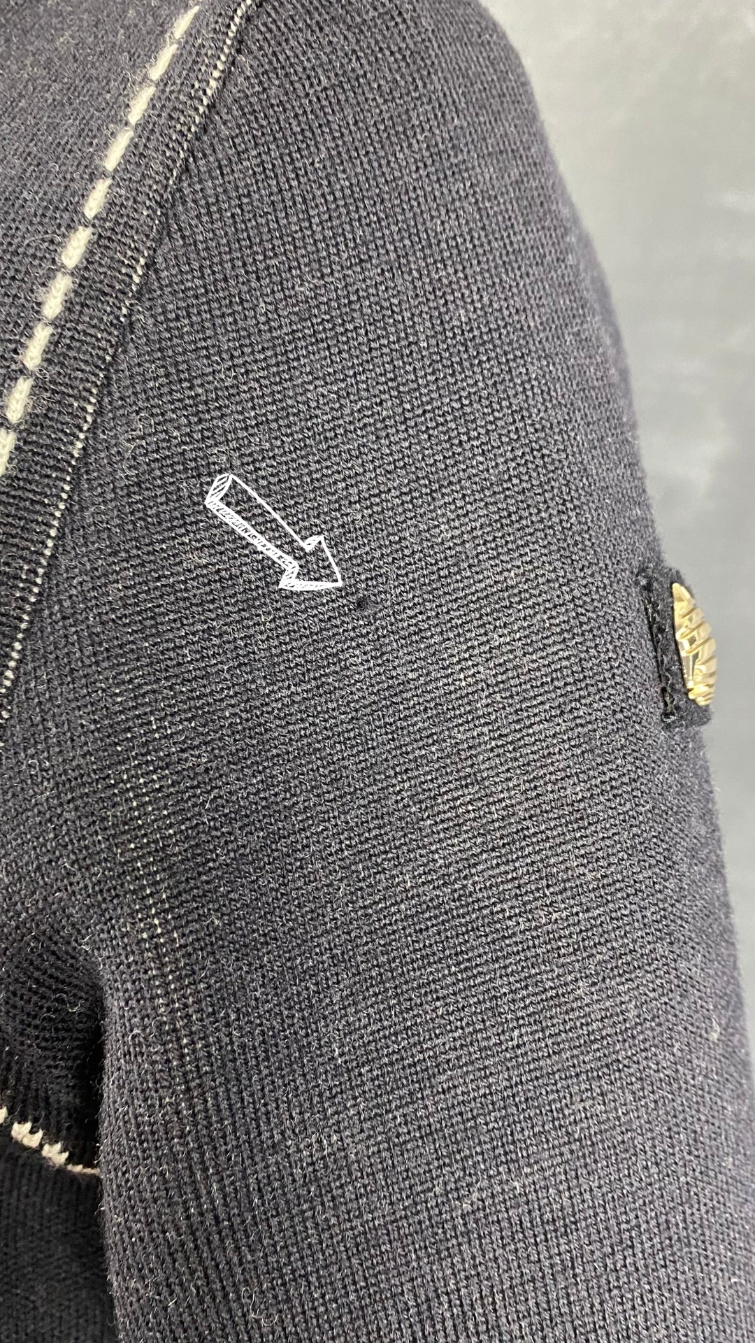 Veste en laine charcoal boutons dorés style nautique Marina Yachting, taille large. Vue du petit picot de fil, mini imperfection.