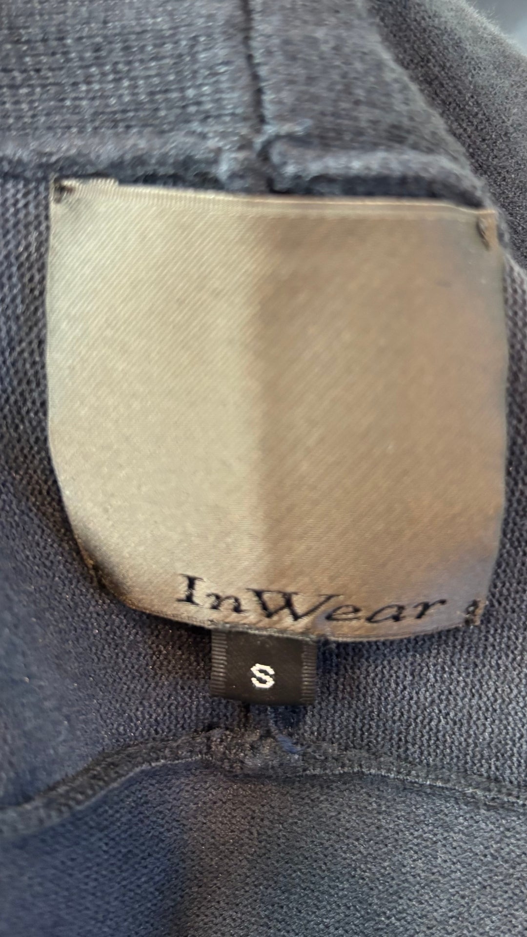 Veste longue marine avec poches InWear, taille small. Vue de l'étiquette.