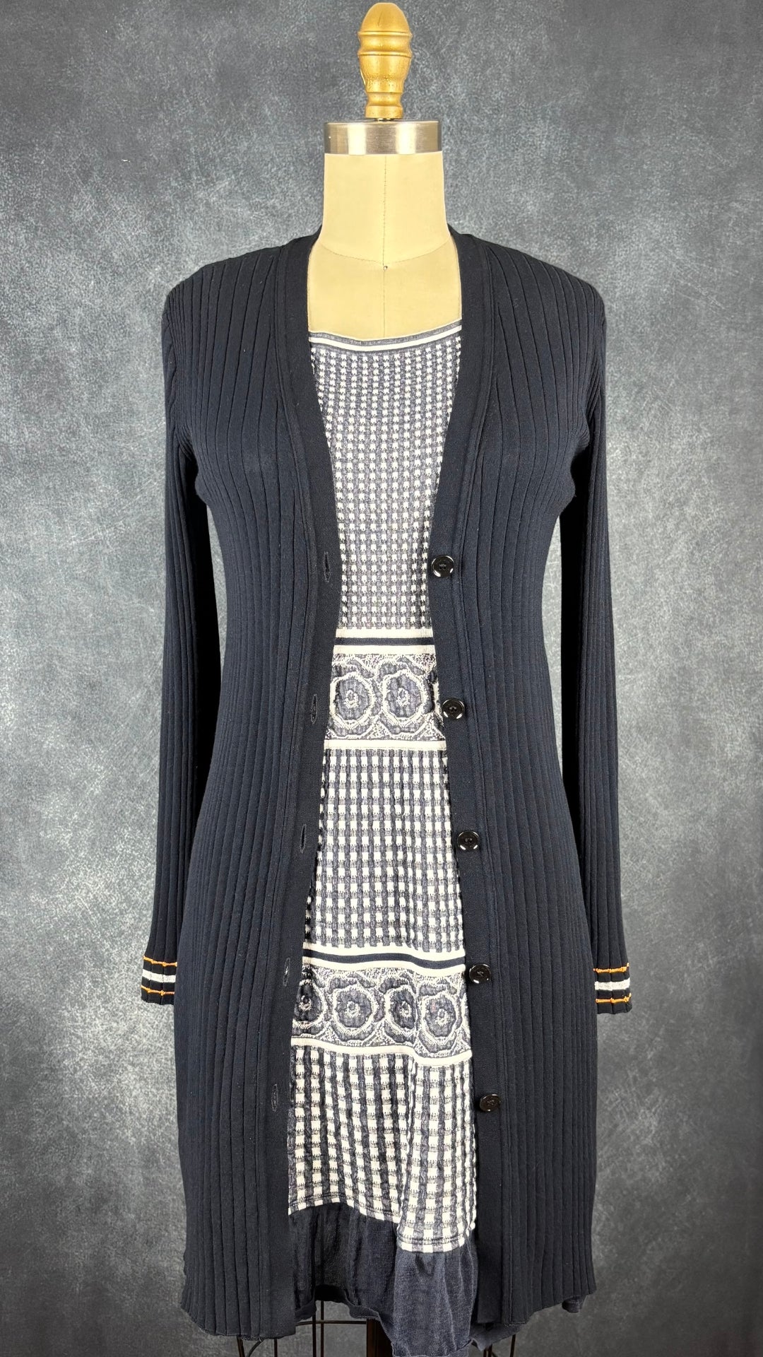 Veste longue en tricot côtelé marine à encolure en V Marc Cain, taille xs/s. Vue de l'agencement avec la robe D.Exterior.