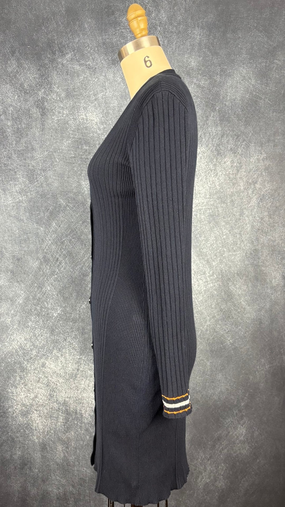 Veste longue en tricot côtelé marine à encolure en V Marc Cain, taille xs/s. Vue de côté.