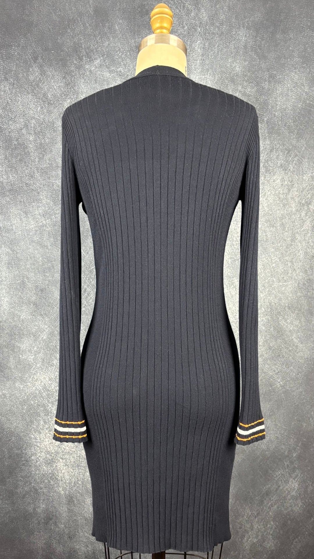 Veste longue en tricot côtelé marine à encolure en V Marc Cain, taille xs/s. Vue de dos.