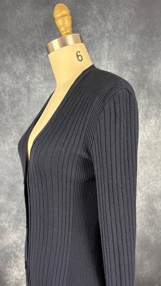 Veste longue en tricot côtelé marine à encolure en V Marc Cain, taille xs/s. Vue de l'encolure.