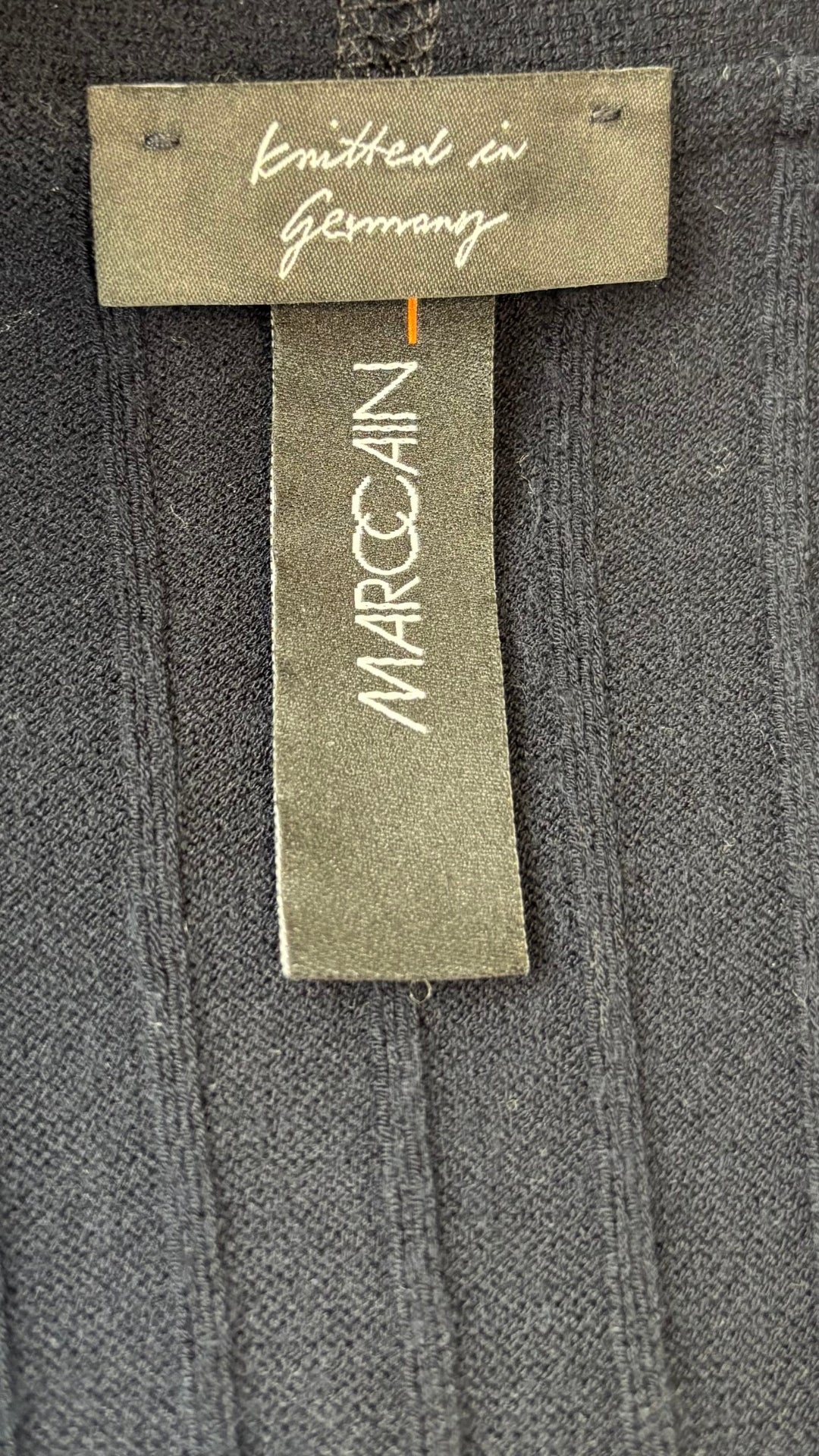 Veste longue en tricot côtelé marine à encolure en V Marc Cain, taille xs/s. Vue de l'étiquette.