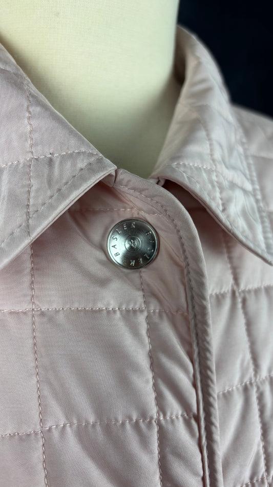 Veste matelassée rose doux Basler, taille 42 qui équivaut environ à medium ou petit large. Vue de très près du bouton-pression.