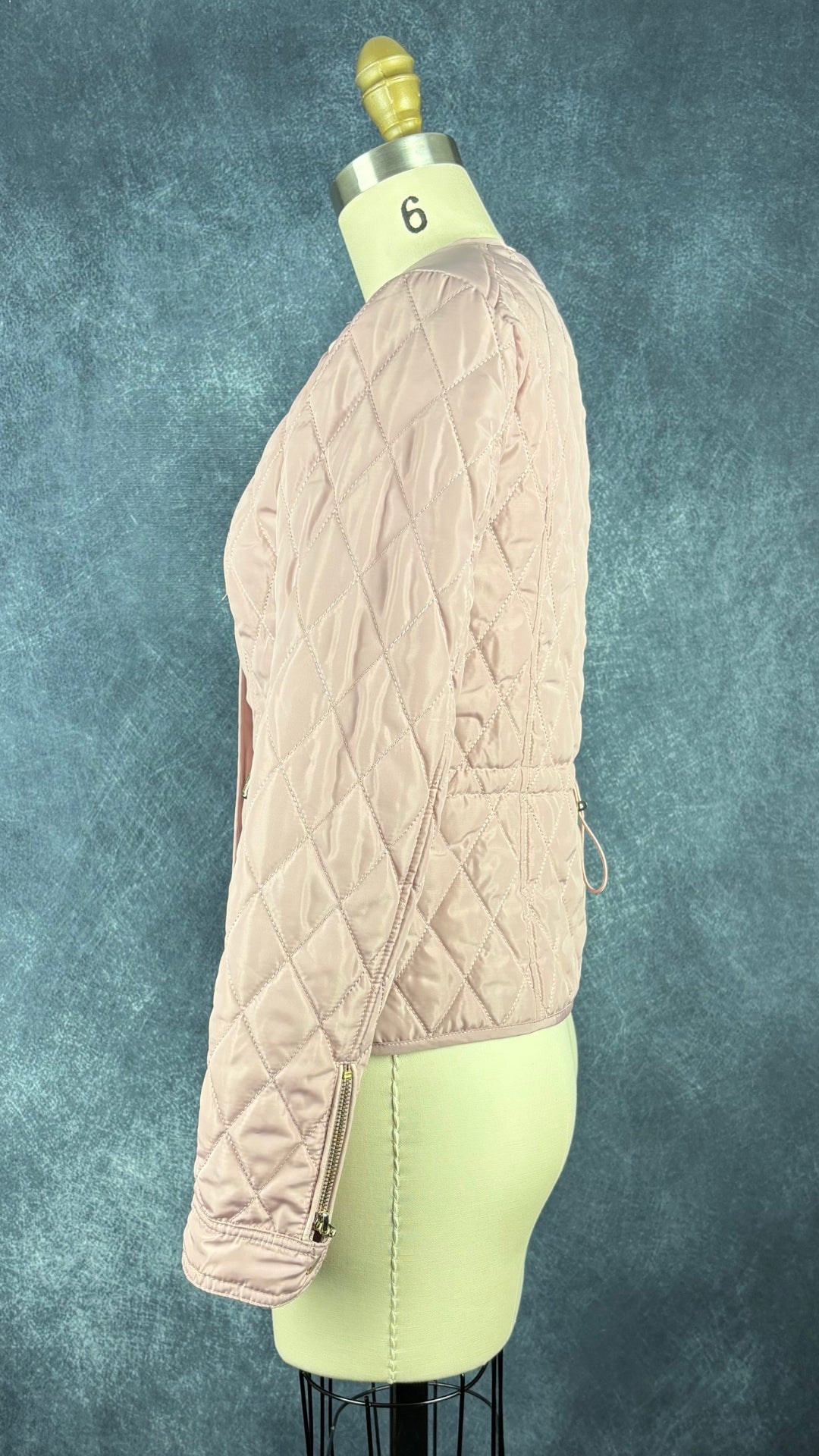 Veste matelassée rose poudré détails dorés, Tristan, taille xs. Vue de côté.