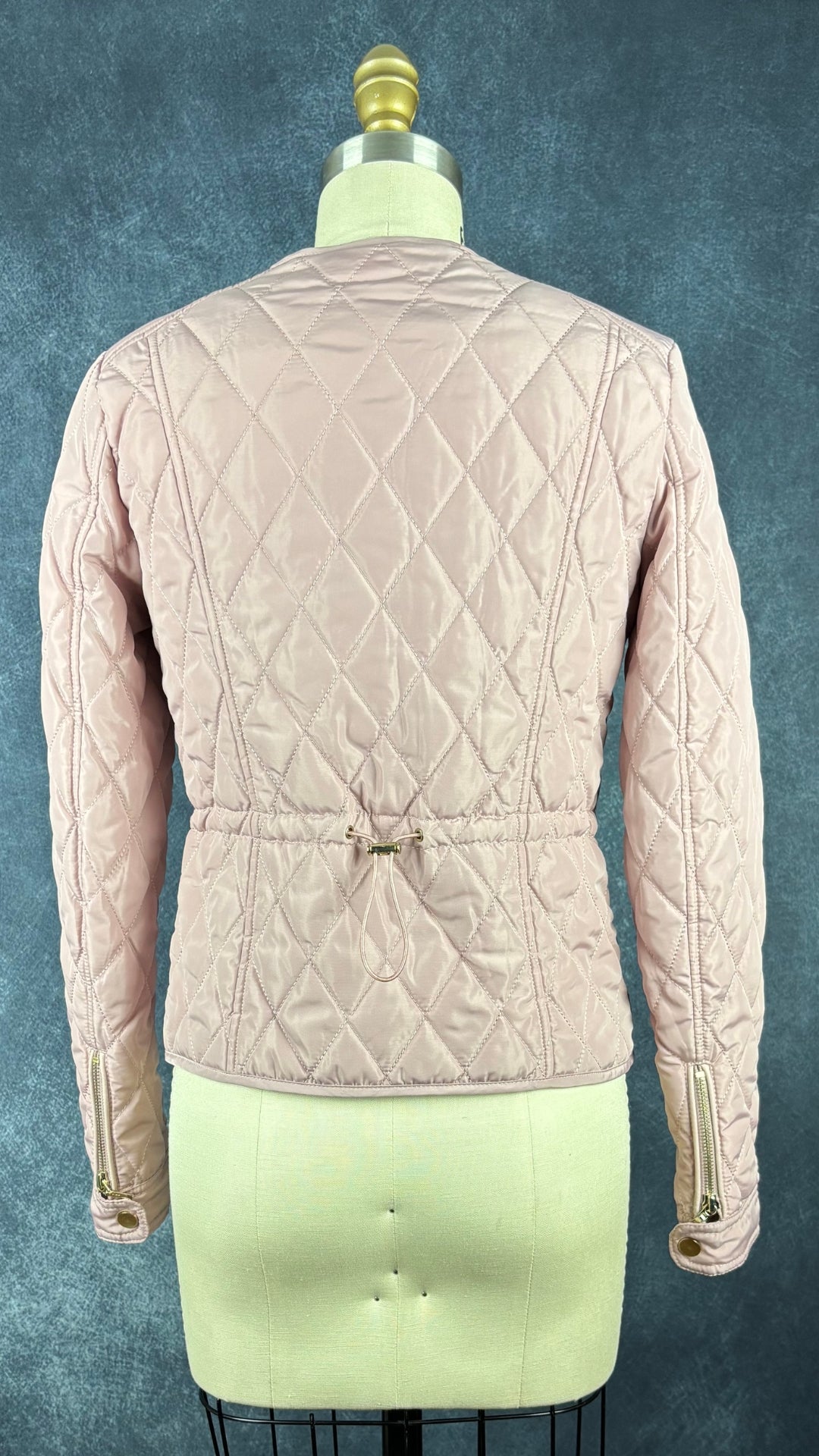 Veste matelassée rose poudré détails dorés, Tristan, taille xs. Vue de dos.