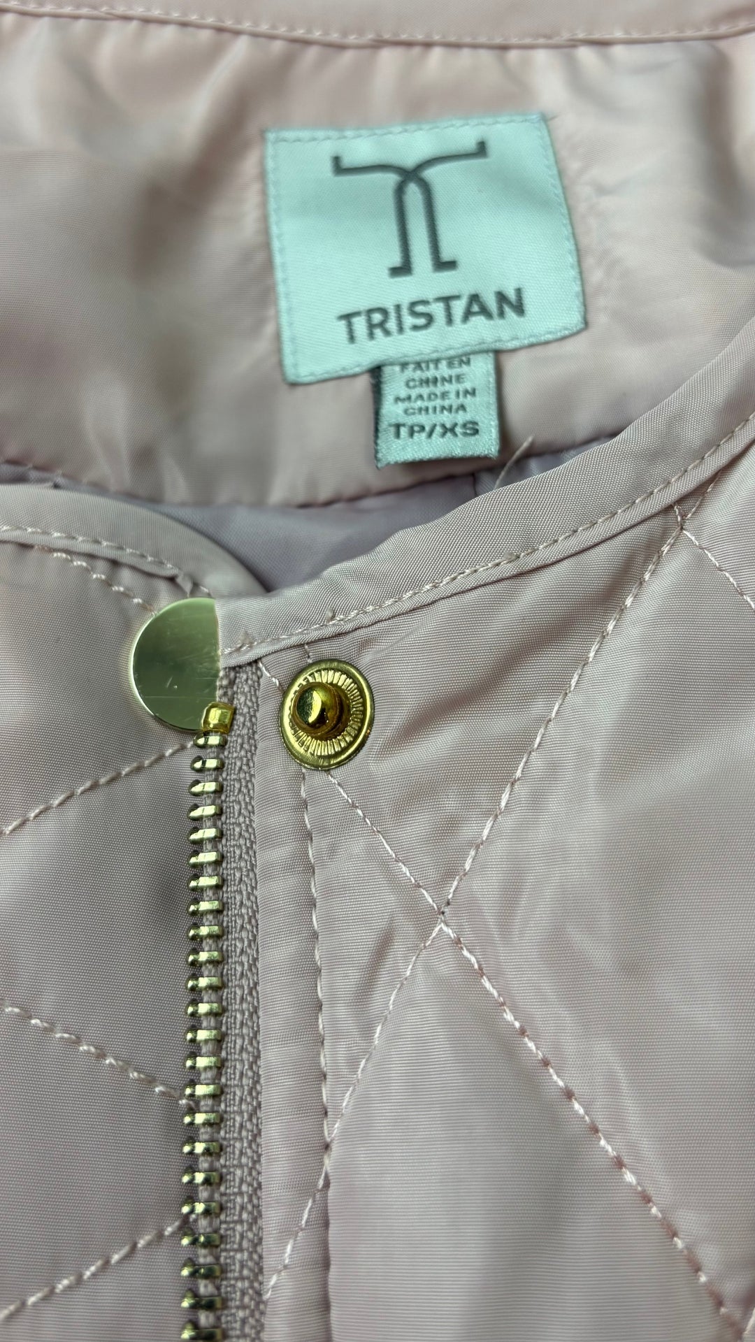 Veste matelassée rose poudré détails dorés, Tristan, taille xs. Vue de l'étiquette.