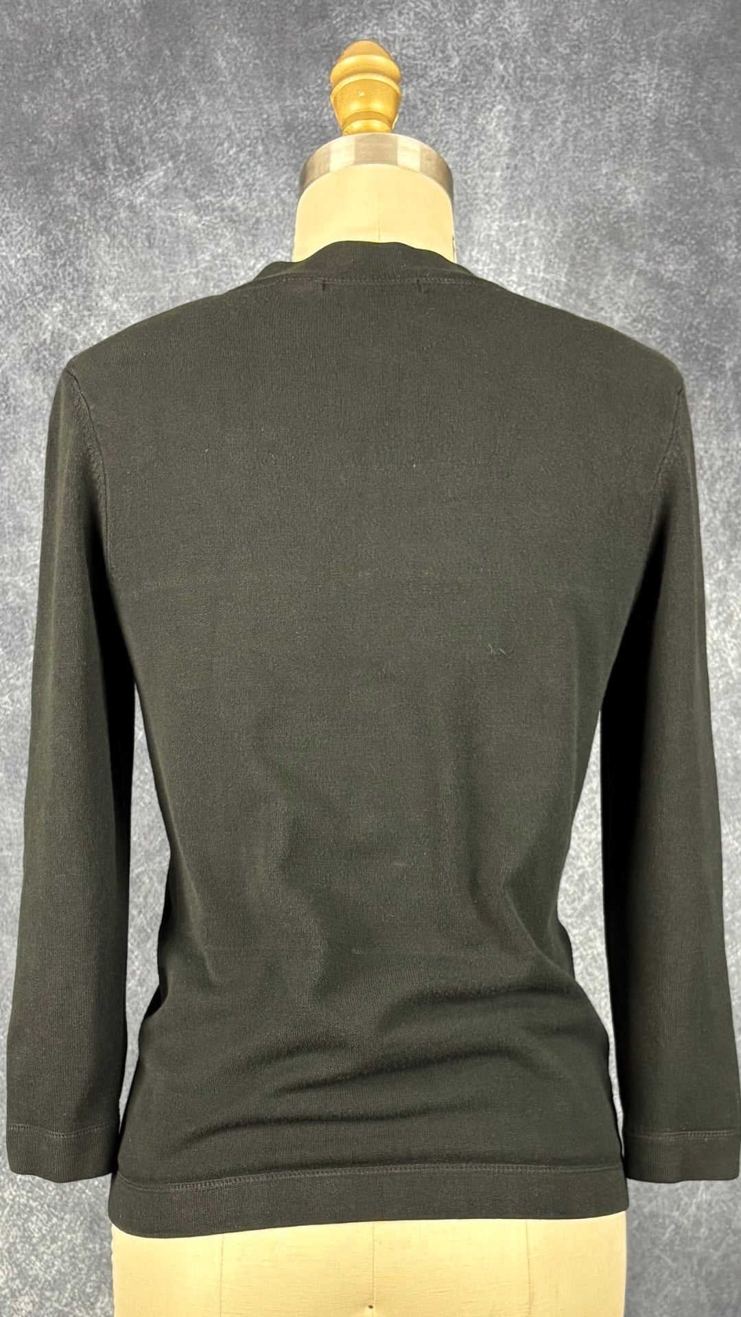 Cardigan noir en fin tricot Teenflo, taille xs. Vue de dos.