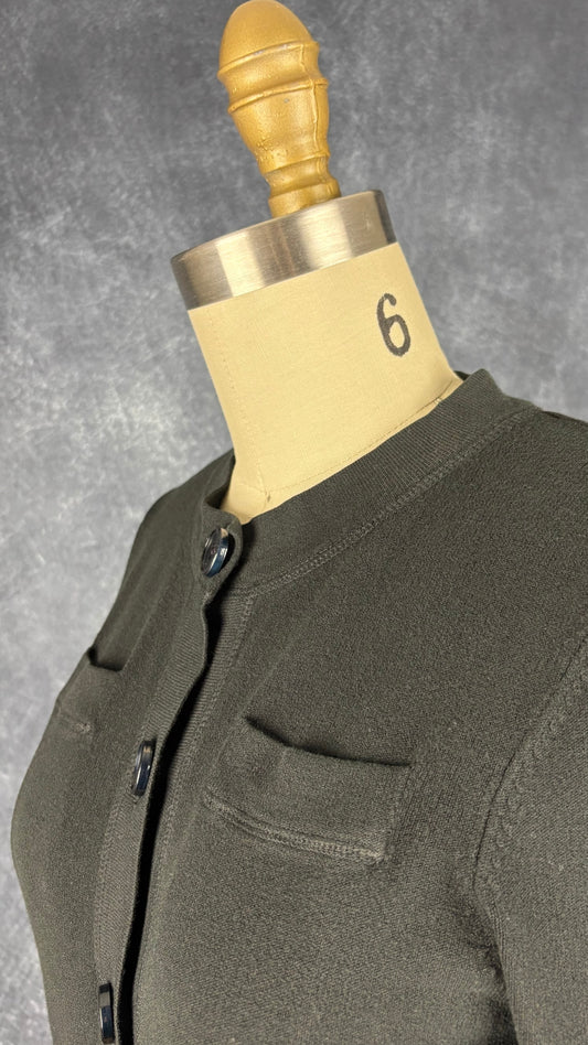 Cardigan noir en fin tricot Teenflo, taille xs. Vue de l'encolure.