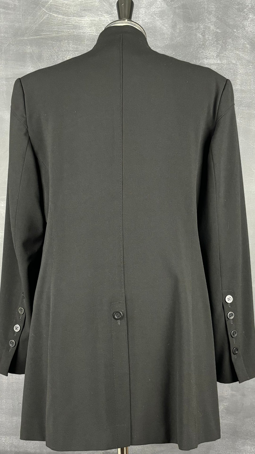 Veste patte de boutonnage à motifs neutres Tristan & Iseut, taille 16 (l). Vue de dos.