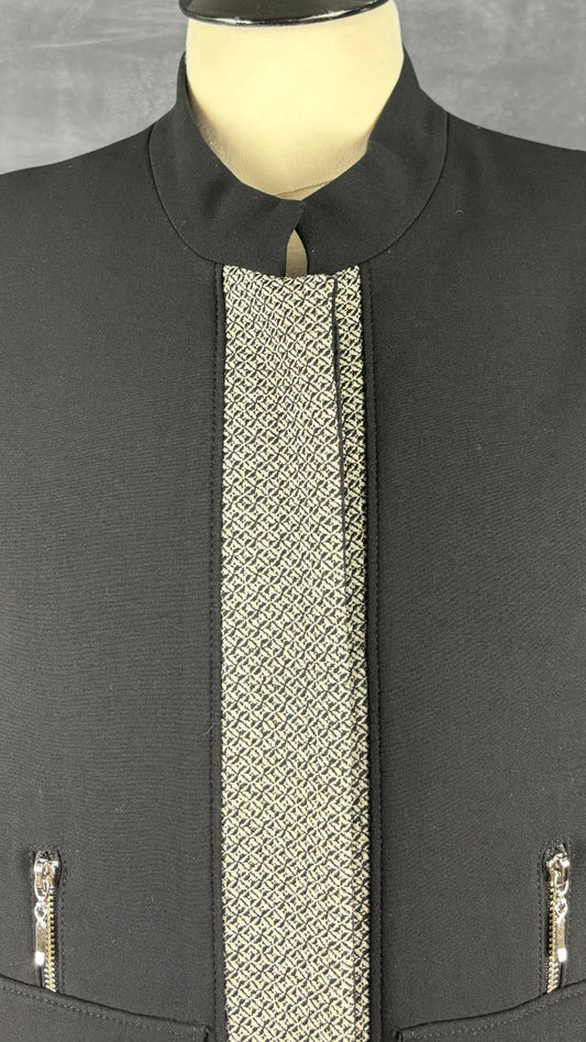 Veste patte de boutonnage à motifs neutres Tristan & Iseut, taille 16 (l). Vue de l'encolure.