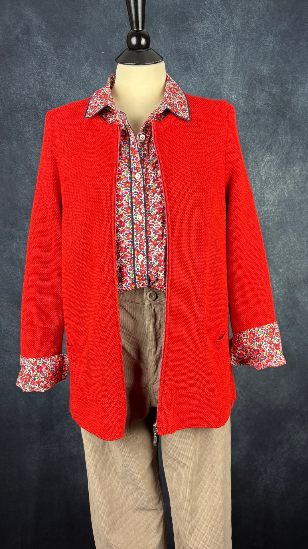 Veste rouge tomate à fermeture à glissière en pure laine vierge Saint James, taille 10 (m). Vue de l'agencement avec le pantalon beige en velours côtelé Cos et le chemisier fleuri à motifs Liberty J.Crew.