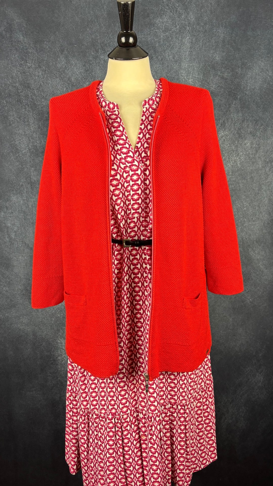 Veste rouge tomate à fermeture à glissière en pure laine vierge Saint James, taille 10 (m). Vue de l'agencement avec la robe à motifs Olsen.